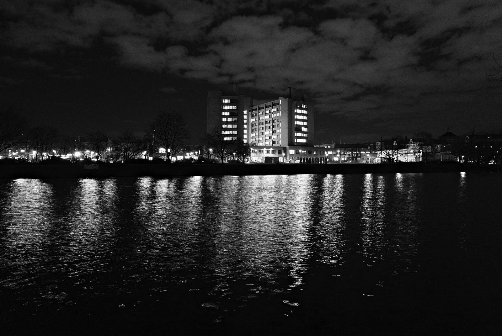 Urbanhafen und Klinikum Am Urban bei Nacht, Berlin-Kreuzberg